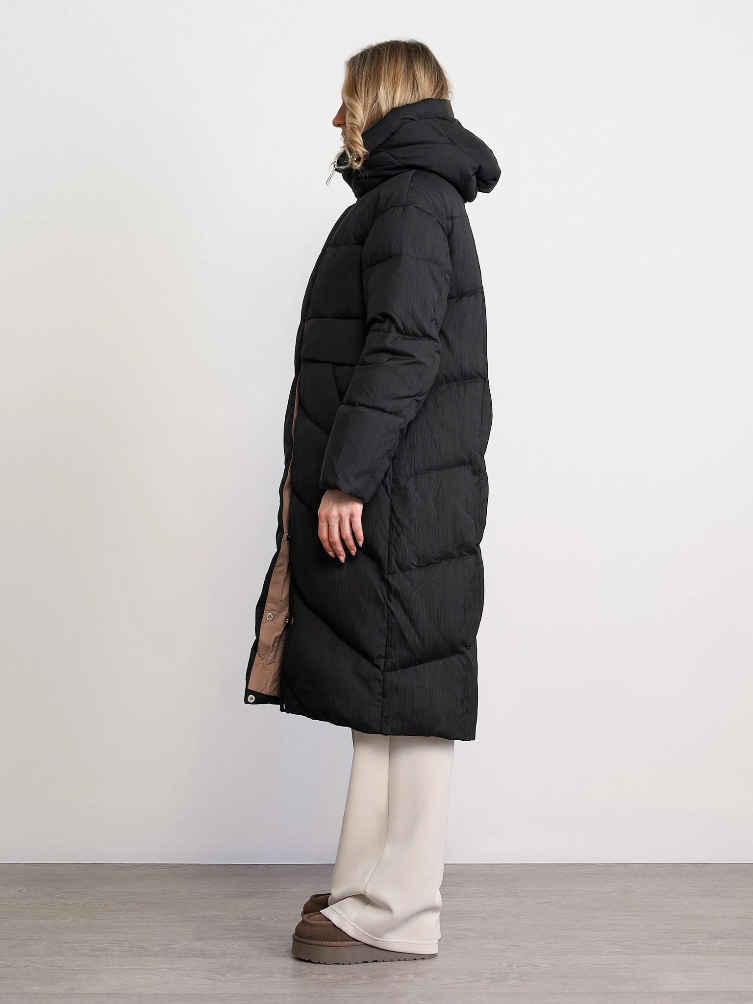 Пуховик черного цвета с капюшоном